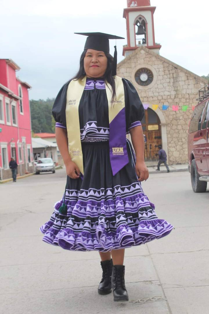 Mujer Rarámuri asiste a su graduación con vestido tradicional