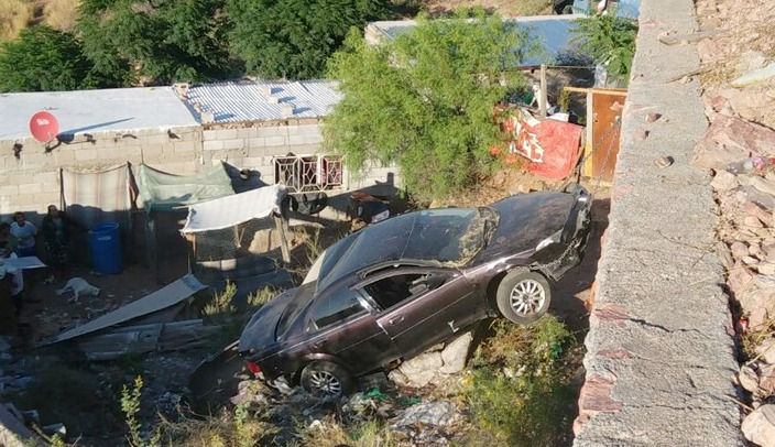 Vuela en curva de la 20 de Noviembre y cae al patio de una vivienda
