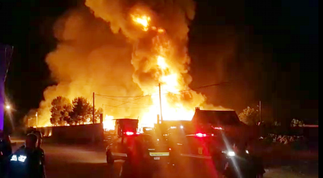 Otro incendio, ahora una fábrica de tarimas en la Colonia Sierra Azul