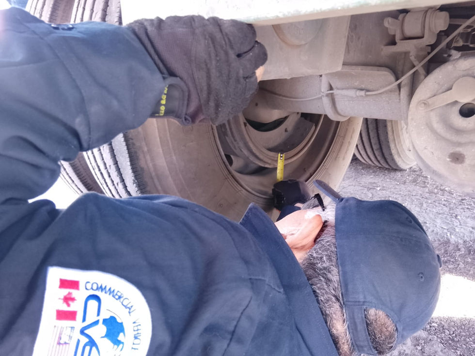 Técnicos de SCT Inspeccionan sistema de frenado en camiones de carga en carreteras de Chihuahua