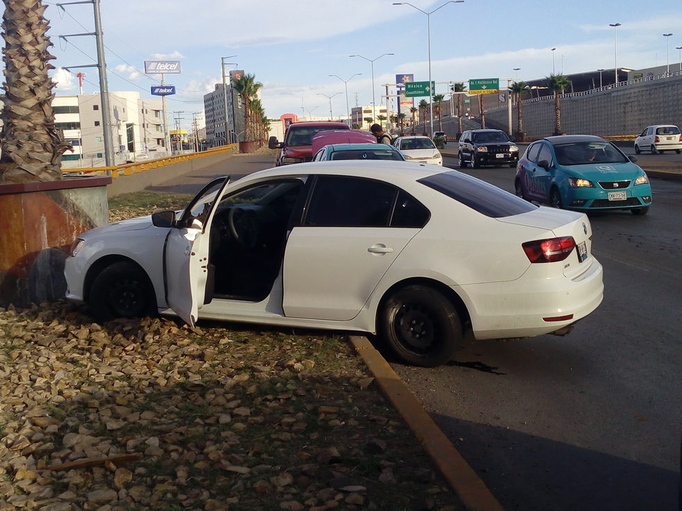 En vivo: pierde el control y derrapa en el Periférico de la Juventud