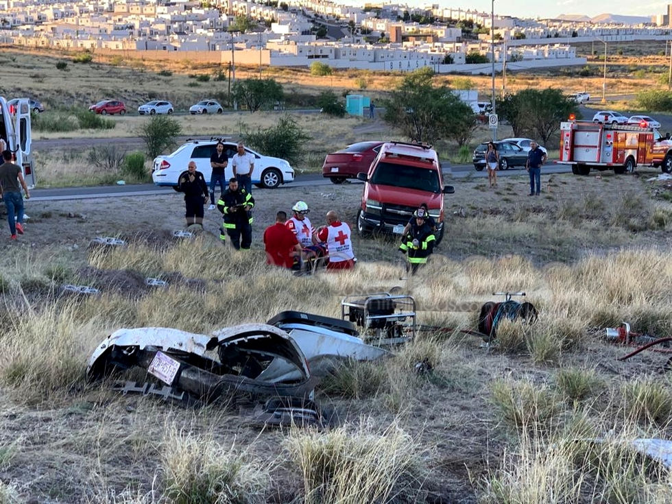 Mal heridos 4 tripulantes de un Charger al volcar en la Teófilo Borunda