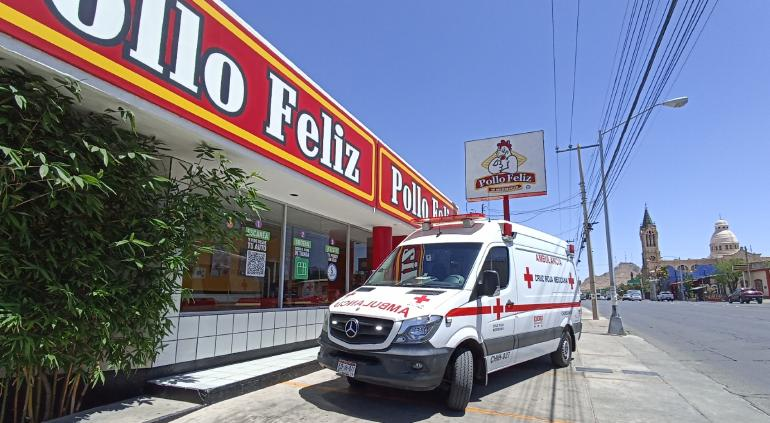 Paramédicos salvan la vida de empleada en Pollo Feliz