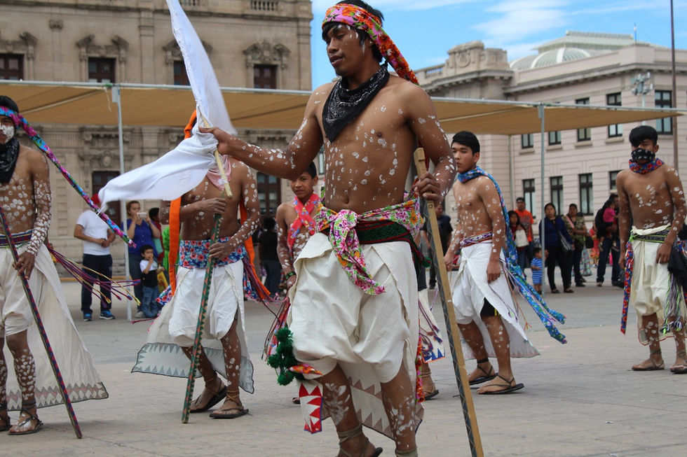 Danzan y dan la bienvenida a la Semana Santa Rarámuri en la Plaza del Ángel