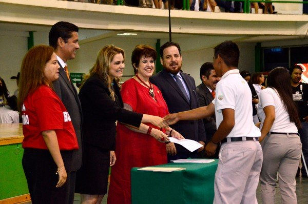 Chihuahua cree en ustedes jóvenes: Maru Campos a graduandos del COBACH Plantel 10