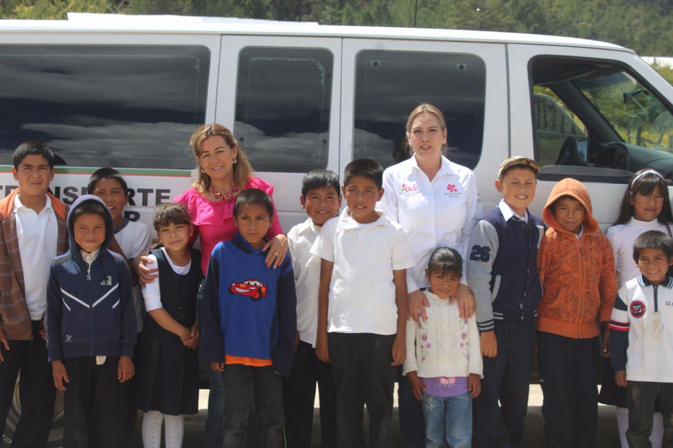 Entrega Diputada Beltrán camioneta a escuela de Los Molinares en Carichí