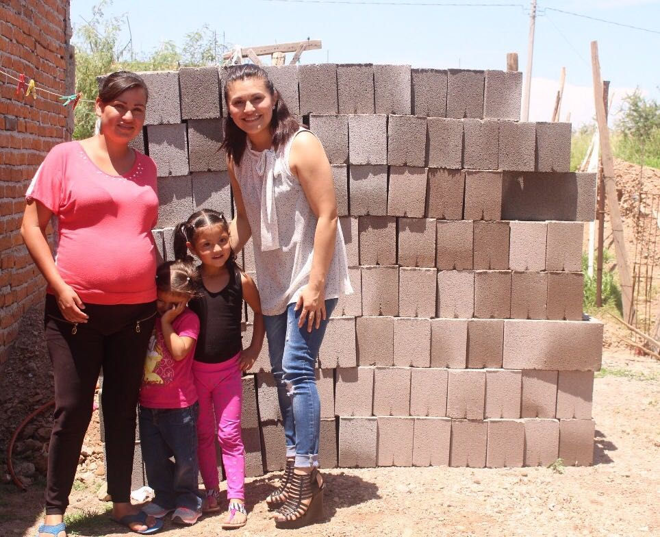 Entrega Rocío González material para reconstrucción de vivienda