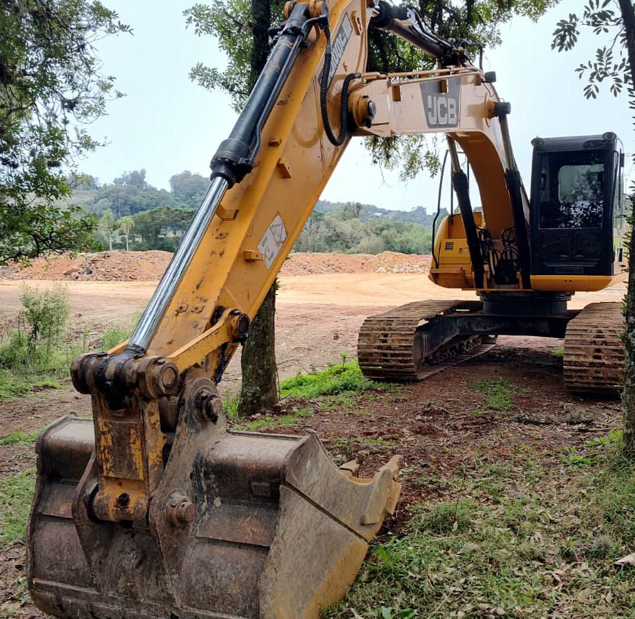 縮圖：ESCAVADEIRA HIDRÁULICA JCB JS200LC,  Ano 2013