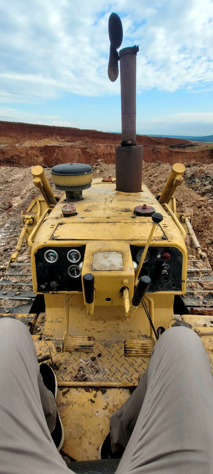 縮圖：TRATOR DE ESTEIRAS CATERPILLAR D6D, Ano 1983 - com RIPPER 