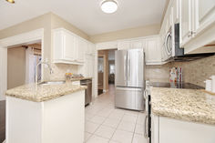 13-255 Shaftsbury Ave (19).jpg