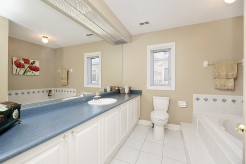 13-255 Shaftsbury Ave (30).jpg