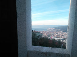 Anıt Mezarın İçinden Gemlik Körfezi