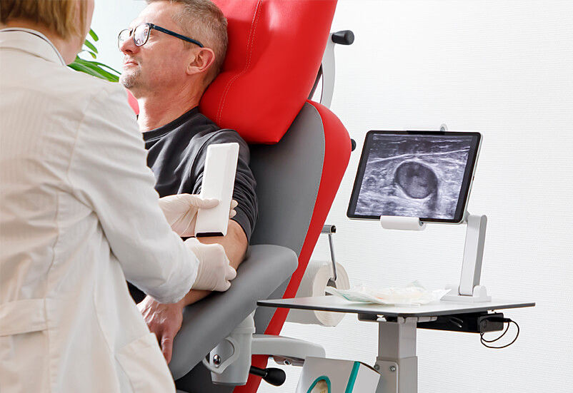 MULTIMA WS im Einsatz bei einer Ultraschalluntersuchung am Dialysepatienten