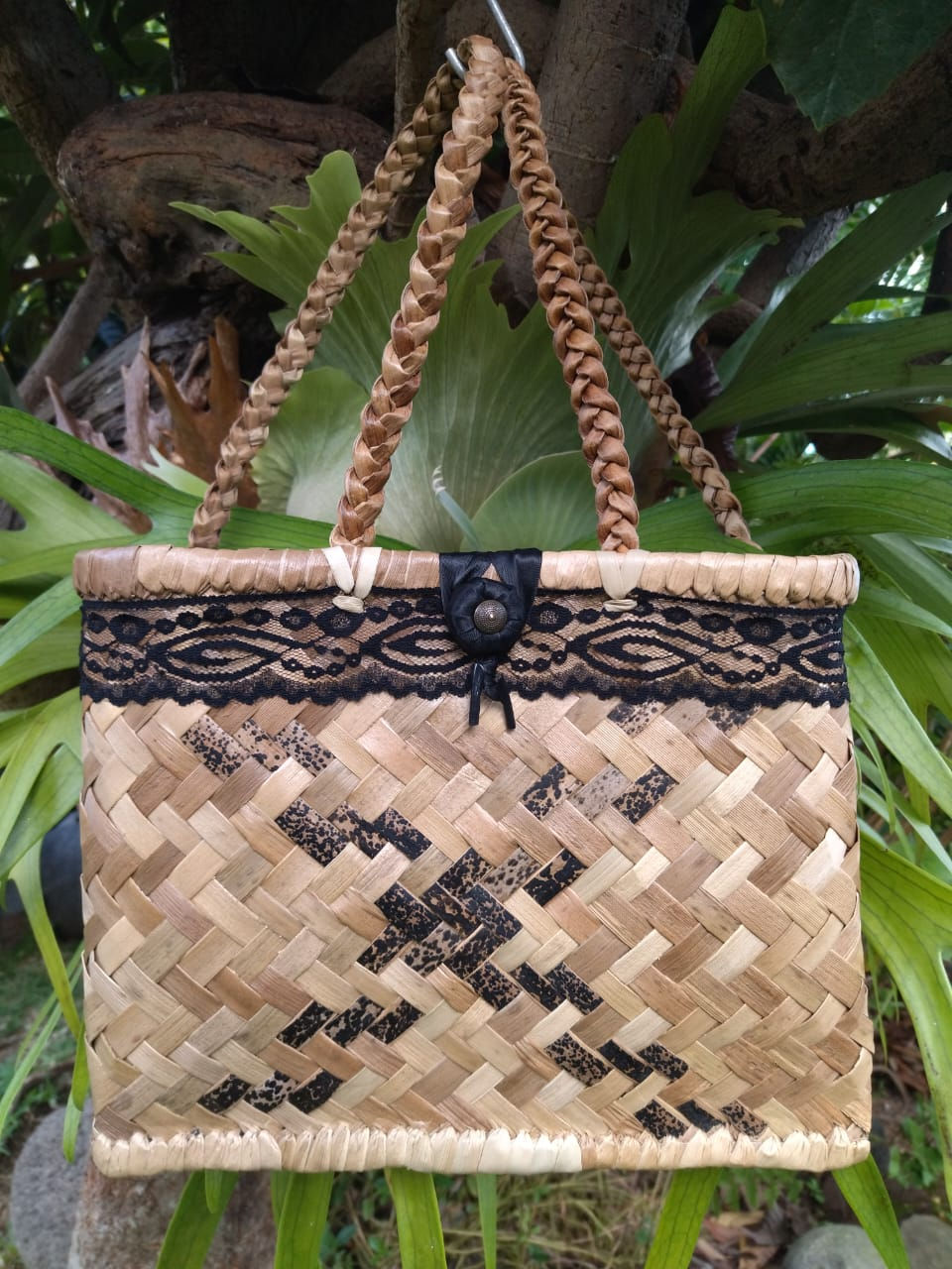 bertel sac a dos en vacoa avec brettelles et dentelles noire