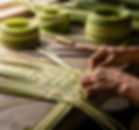 Artisan tressant des feuilles de vacoa pour la vannerie traditionnelle