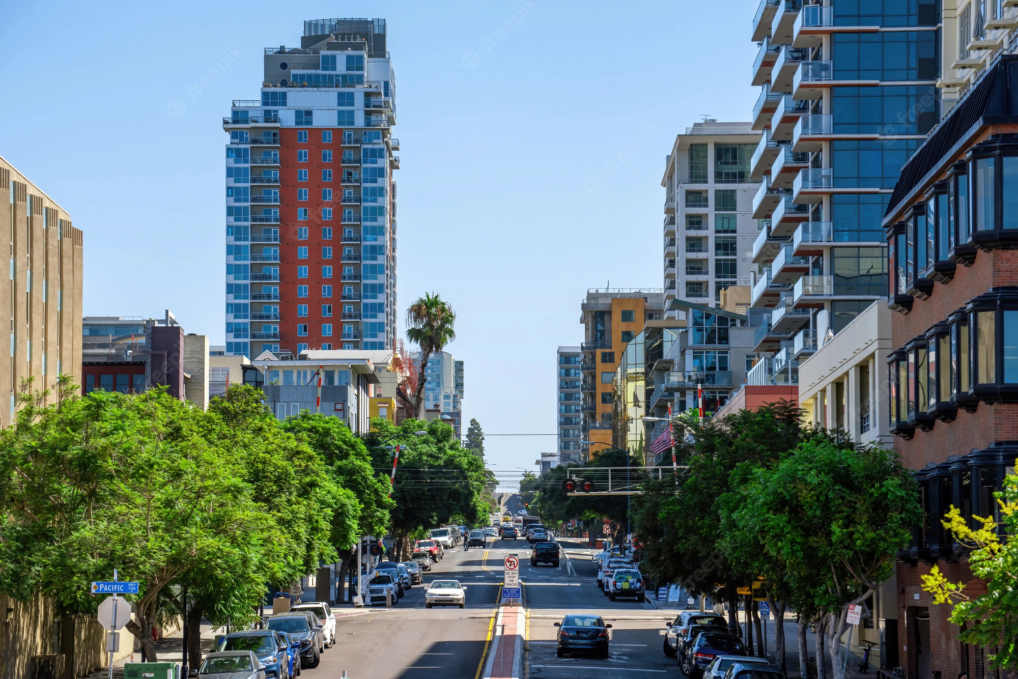 road-with-multiple-parked-cars-san-diego_1268-15584.webp