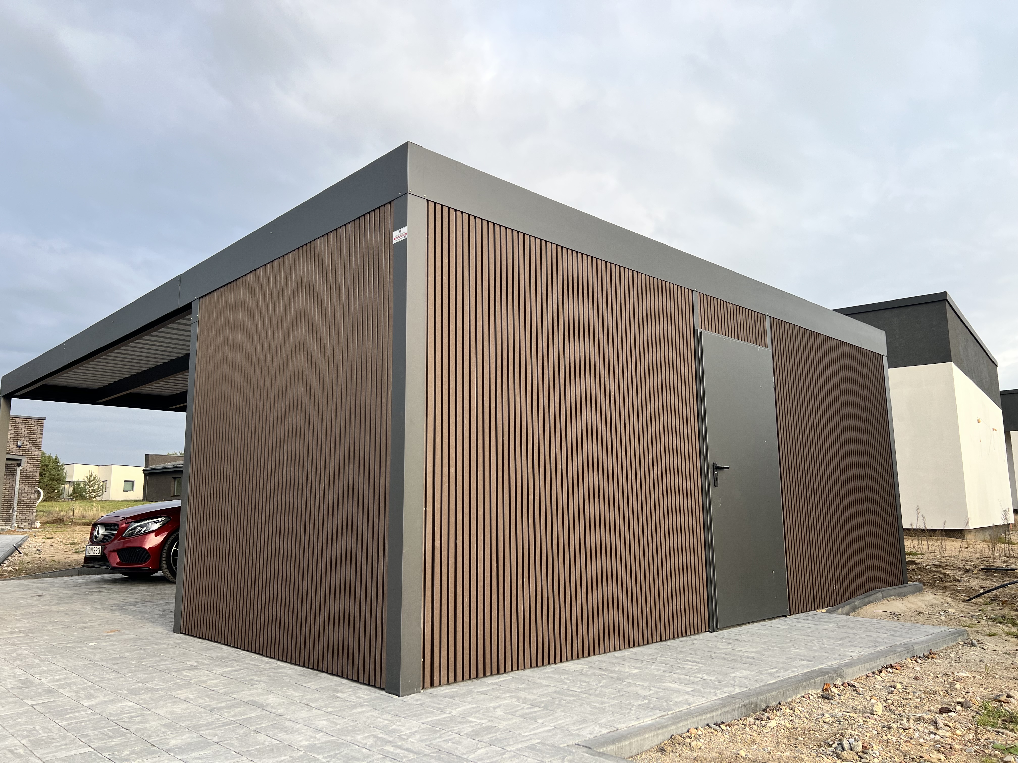 Automobilių stoginė su FLC fasado apkala