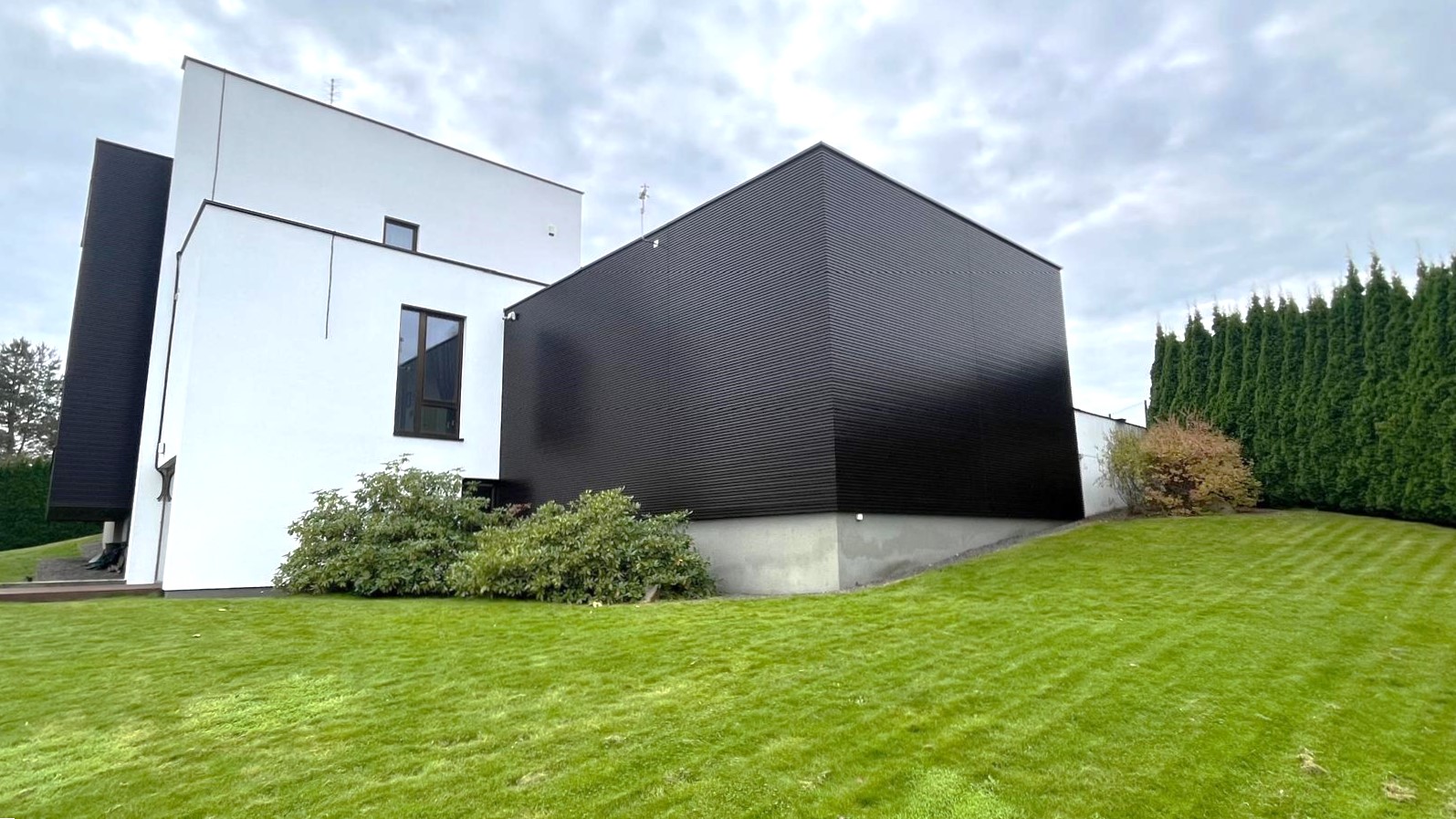 Atnaujintas namo fasadas su FLC