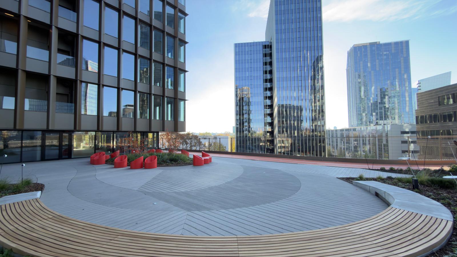 InoWood  terasų lentos  „Hero“ verslo centre