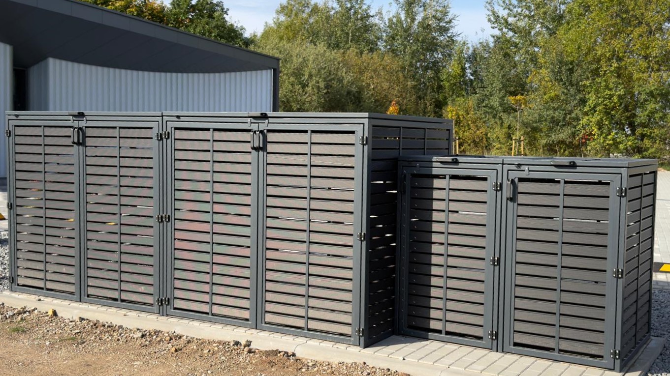 InoWood sprendimai viešosioms erdvėms: modernios konteinerių stoginės Tarandėje