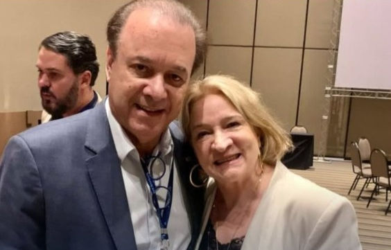 Secretário de Estado da Saúde de São Paulo, Dr. Eleuses Paiva ao lado de Lair Moura, Superintendente da APRAESPI.
