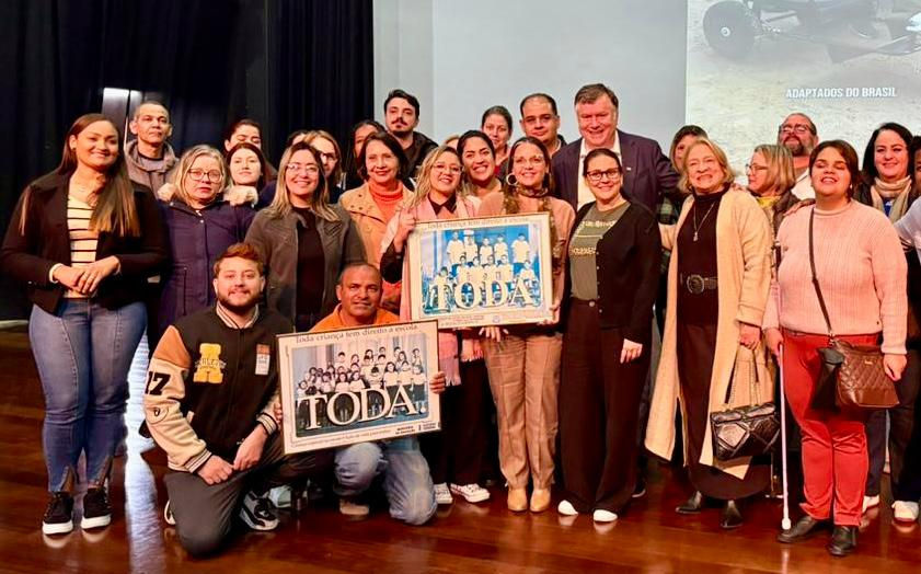 Lair e funcionários da APRAESPI, unidos com o Secretário de Estado dos Direitos da Pessoa com Deficiência de São Paulo para um foto no pós evento.