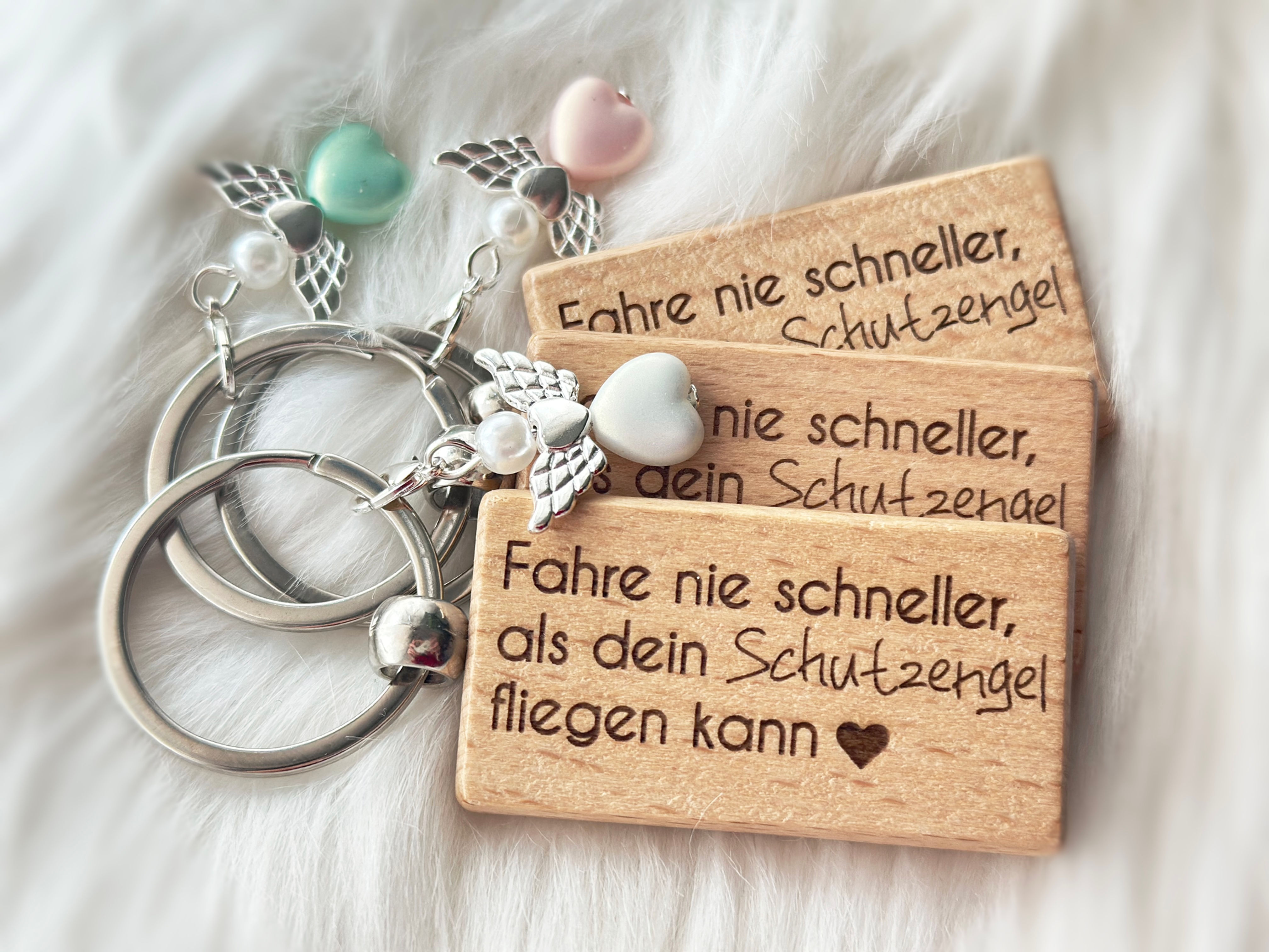 Schlüsselanhänger Schutzengel aus Holz. Gravur. Geschenk für Fahrer
