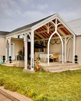 Ahşap sütunlu klasik bahçe kamelyası