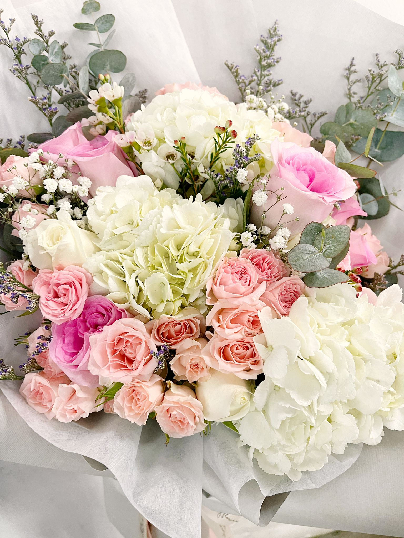 Roses and hydrangea bouquet