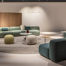 En Modena Interiorismo, la sofisticación italiana es el corazón de lo que hacemos. Colaboramos con marcas italianas de renombre, como Papadatos, para ofrecerte una selección de mobiliario que combina artesanía y estilo. 