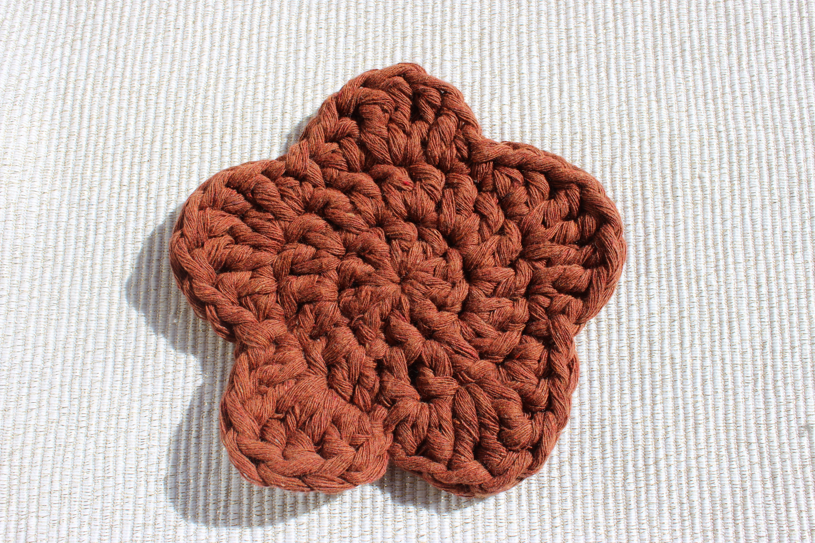 Dessous de plat fleuri brun