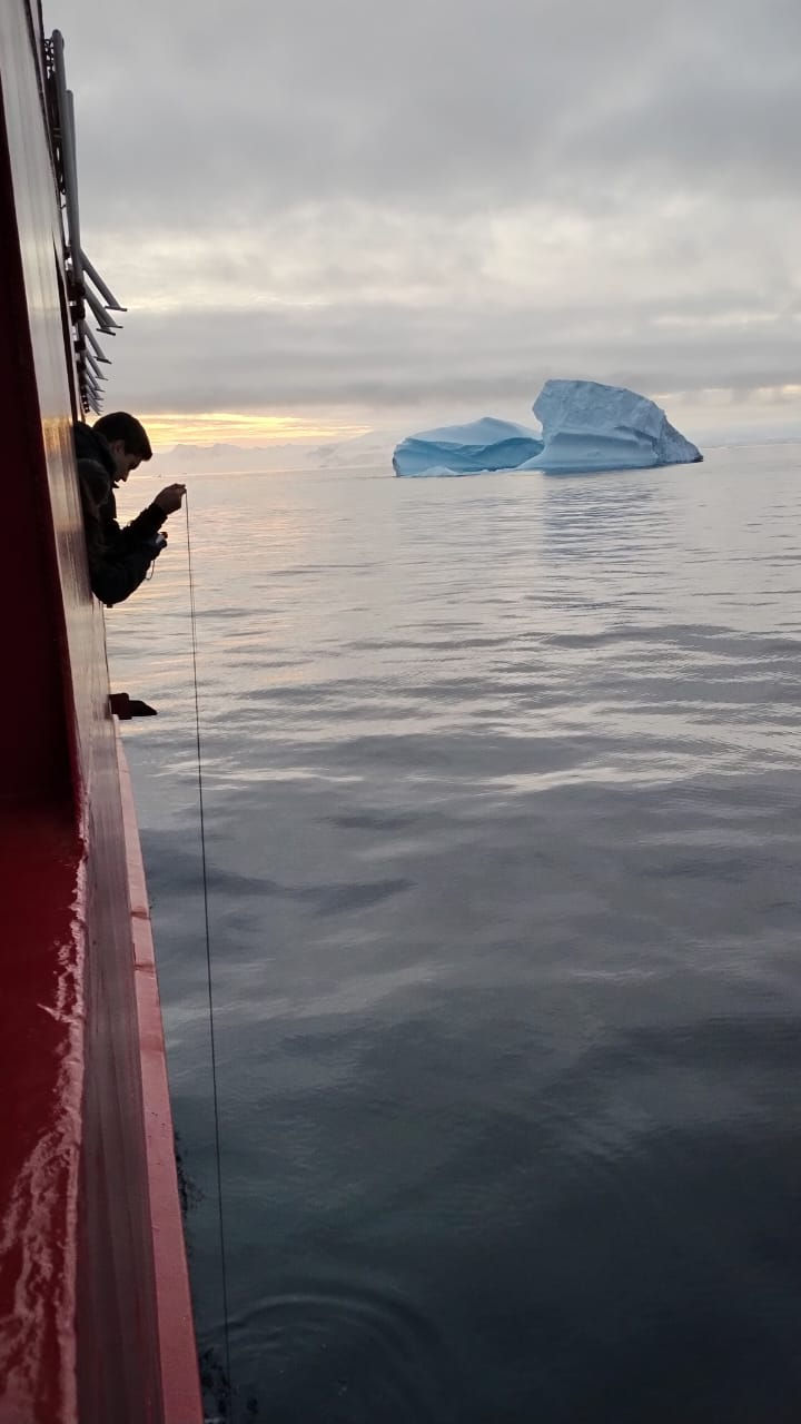 Afonso Ferreira a recolher amostras de água a partir do navio Almirante Maximiano.