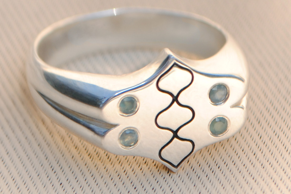 anillo especial en plata y dibujo a mano