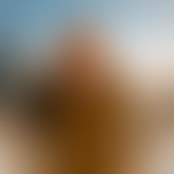 Femme souriante profitant de la lumière d’hiver, symbole du lien entre lumière, vitamine D et humeur.