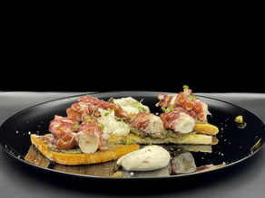 Χταπόδι ξιδάτο με λευκό ταραμά και κρέμα τσουκνίδας.