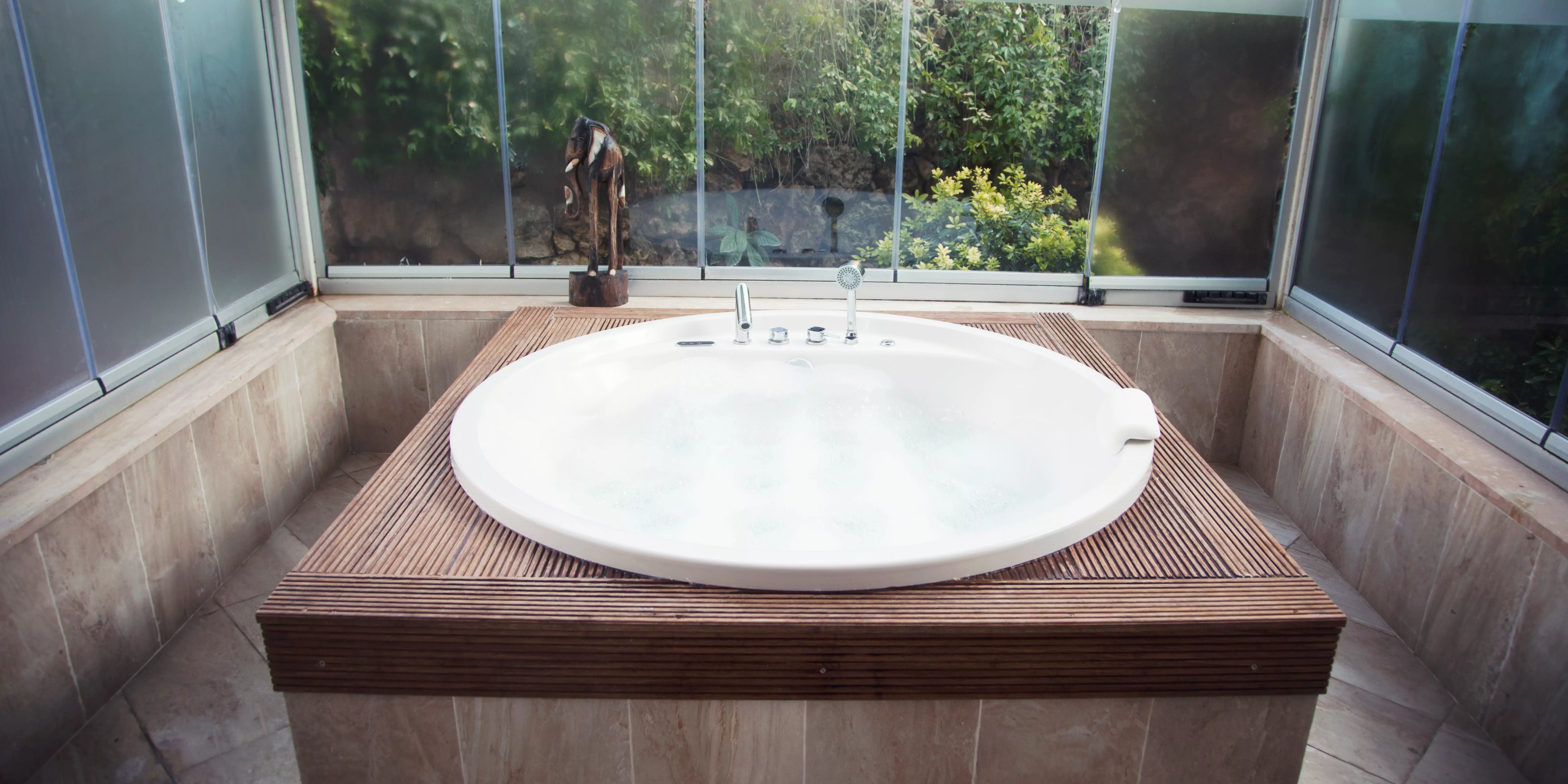 Un hotel con jacuzzi en la habitación