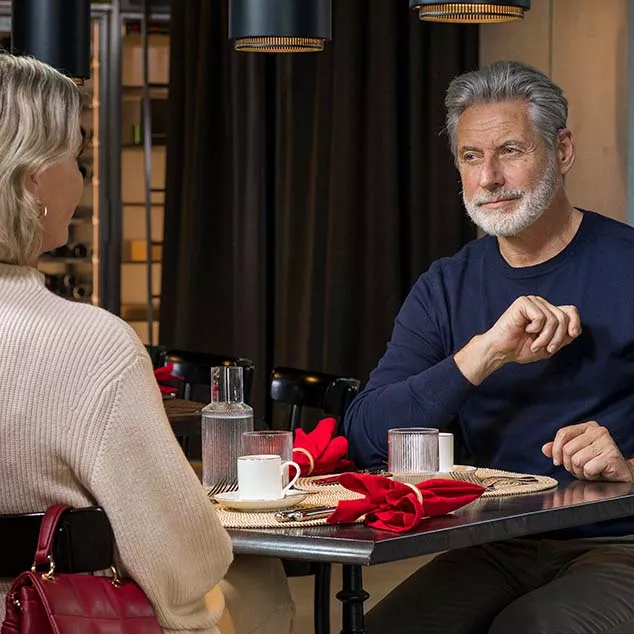 xah_art_man_and_woman_in_cafe_insitu_04_rgb_hi_634x634.jpg,qh=634,ala=es-ES,aw=634,arev=BF