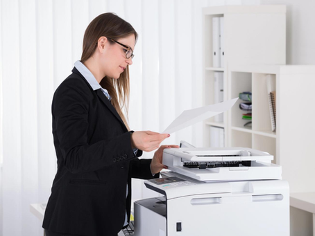 Une jeune professionnelle utilise la photocopieuse au bureau