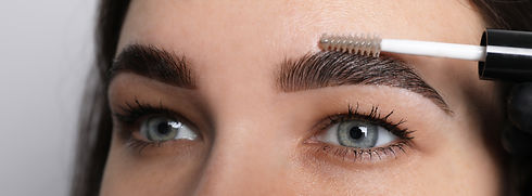 Gros plan sur les yeux d'une personne aux sourcils bien soignés