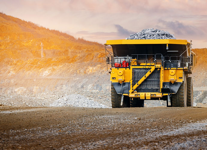Camions-bennes transportant des roches sur un chantier de construction
