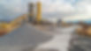 Une usine de gravier industrielle avec des tas de pierres