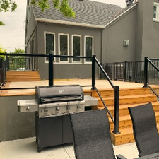 Une scène de jardin comprenant un grill, une table et des chaises, parfaite pour les repas et les réunions en plein air
