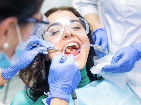 Une jeune femme souriante chez le dentiste