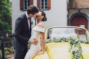 Hochzeitspaar mit Auto