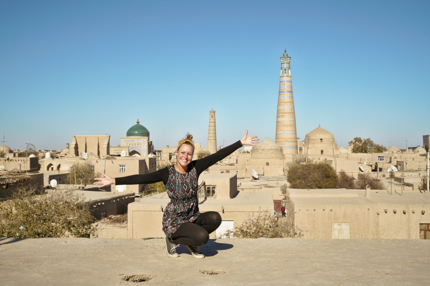 Kati und Blick auf Khiva in Usbekistan