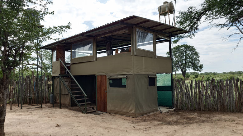 The Platform. Offene Unterkunft im Kapula Camp