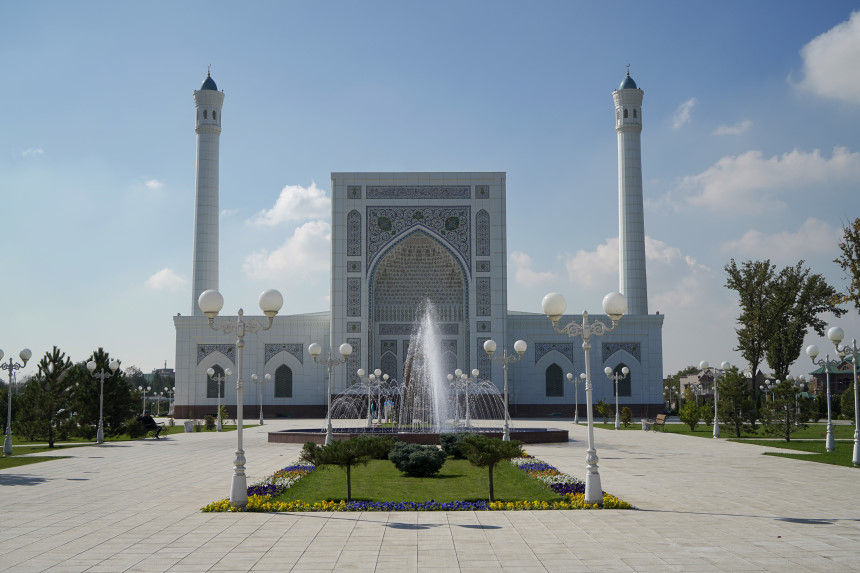 Minor Moschee - weiße Moschee von vorne