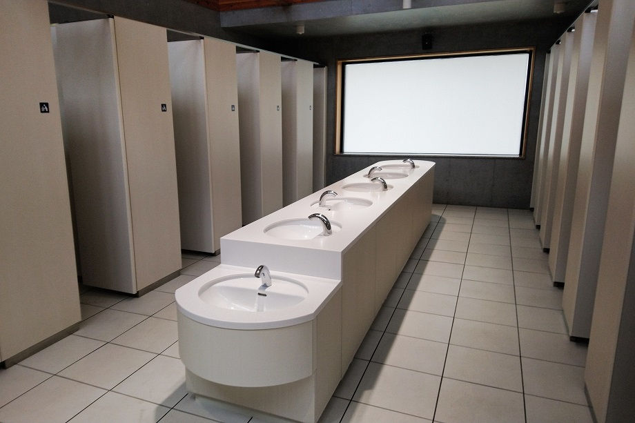 Waschbecken und Toiletten am Michi no Eki