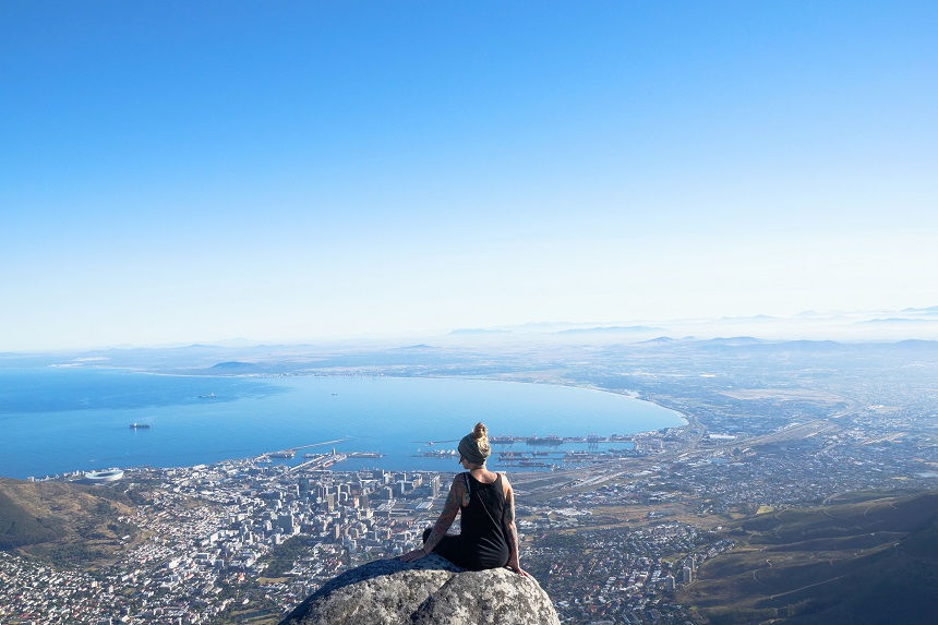 Kati blickt vom Tafelberg auf Kapstadt