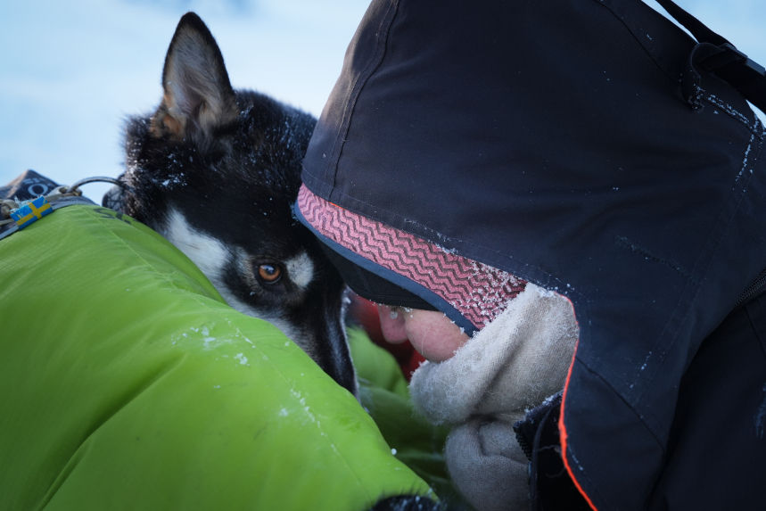 Kati von Bunt um die Welt kuschelt mit einem Husky im Schnee